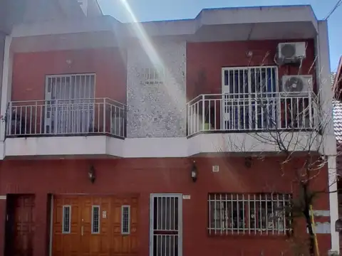 Tipo Casa en Duplex con Entrada Independiente de 4 Ambientes con Cochera