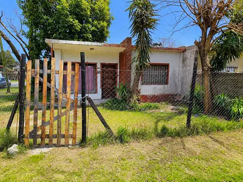 Casa + departamento de 2 ambientes al fondo | Acceso vehicular | Jardin | Propiedad a restaurar.