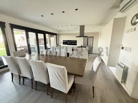 Casa en Venta con 4 cocheras