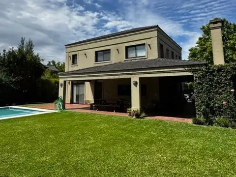 Casa 5 ambientes con 4 baños