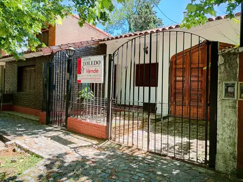 OPORTUNIDAD! Chalet en venta atrás del Hindú.