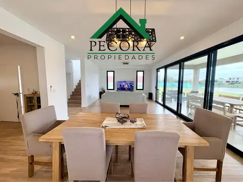 Casa en Venta con 2 cocheras