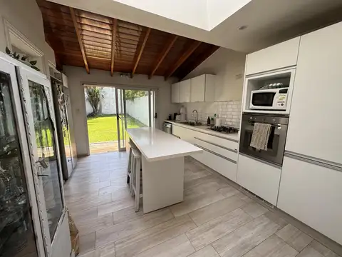 Casa 4 ambientes con 2 baños