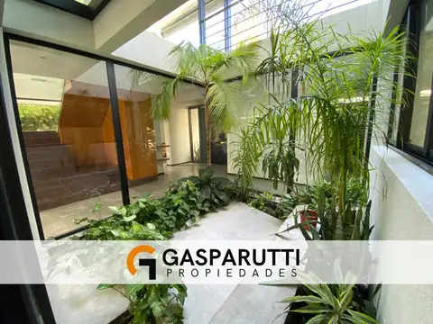 Casa en Alquiler con 6 cocheras