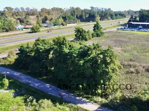 Terrenos comerciales, en colectora de Ruta 8.