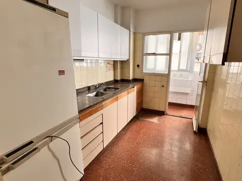 Semipiso 4 Ambientes, Cochera cubierta,  baño, toilette, habitación servicio o consultorio independiente. Piso 5 frente