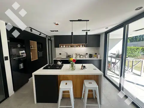 Casa 7 ambientes con 4 baños