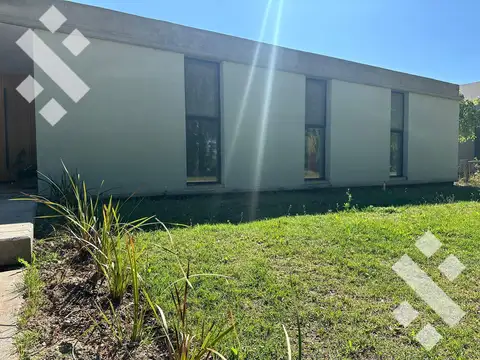 En venta, Casa de 5 Dormitorios, Quincho Completo y Pileta, B° Laguna Blanca, Plottier.