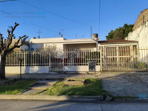 Casa en venta de 3 Ambientes con galpon patio y cochera en Venta Isidro Casanova