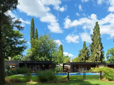 MEDIA HECTAREA EN OLIVEROS CON CONJUNTO DE CABAÑAS Y PILETA