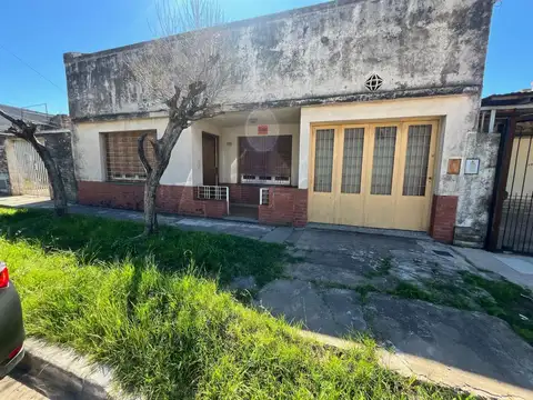 Casa en Venta, amplio lote Isidro Casanova