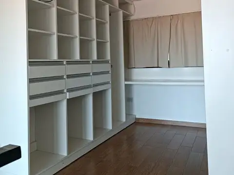 Triplex con quincho y parrilla. Balcón a la calle.