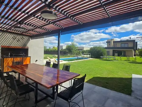 VENTA CASA 5 AMBIENTES BARRIO LA ALAMEDA  ESTRENAR