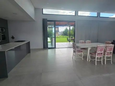 VENTA CASA 5 AMBIENTES BARRIO LA ALAMEDA  ESTRENAR