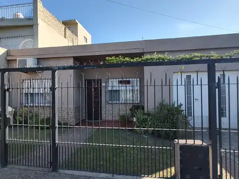 MUY BUENA CASA 3 AMB C/GARAGE, FONDO LIBRE Y DEPTO 2 AMB!