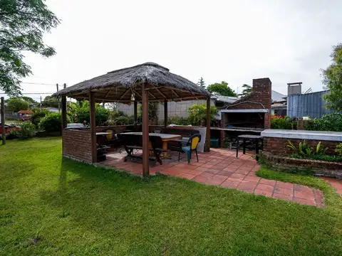 Casa 8 ambientes con 3 baños