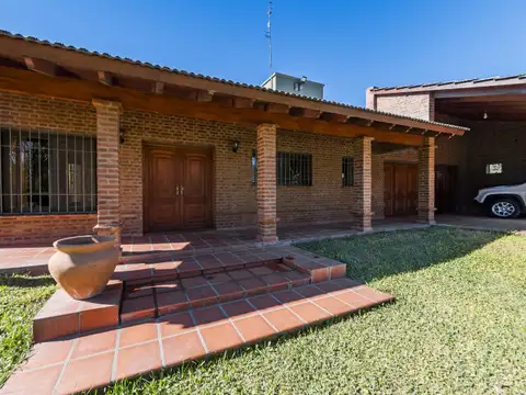 Casa 8 ambientes con 3 baños