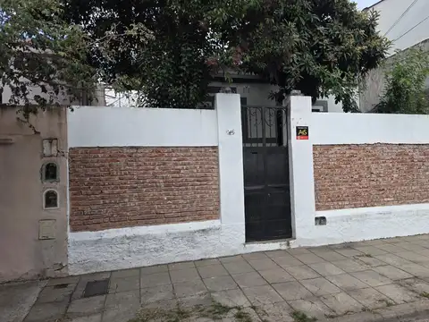 CASA SOBRE LOTE PROPIO PARA 2 FAMILIAS O REFACCIONAR