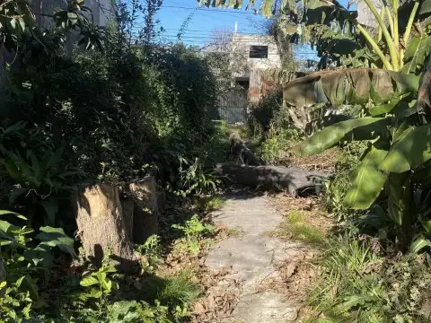 UN LOTE CON UNA PREMOLDEADA Y UN DTO DE MATERIALES LOTE 10 X 43 ESCUCHA OFERTA