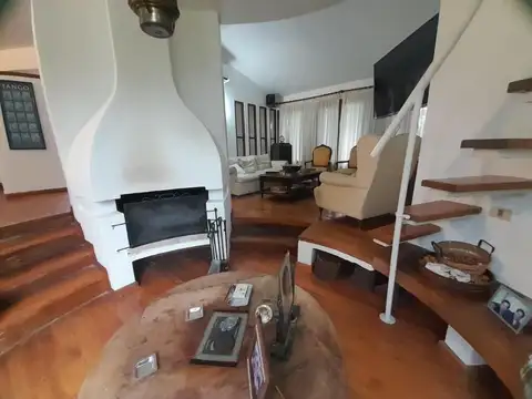 Casa en Venta con 4 cocheras