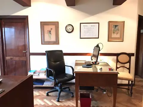 Oficina con balcón/frente y cochera a la Venta