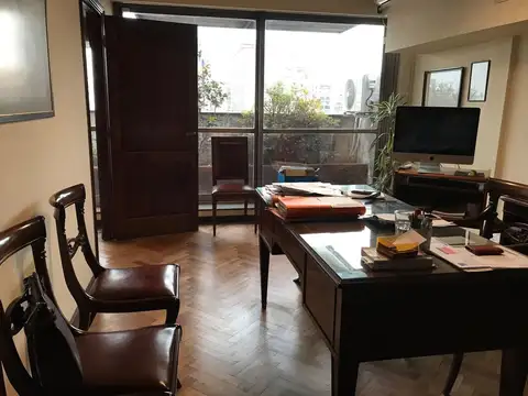 Oficina con balcón/frente y cochera a la Venta