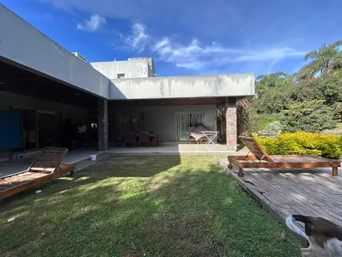 Casa en Venta con 2 cocheras