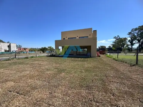 Casa en Alquiler con 1 cochera