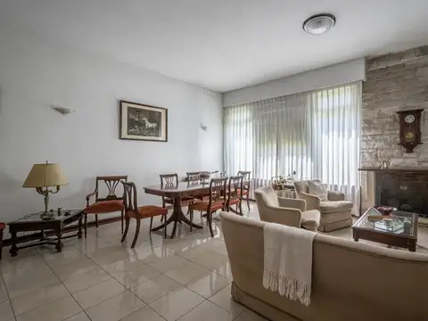 Casa en Venta con 3 cocheras