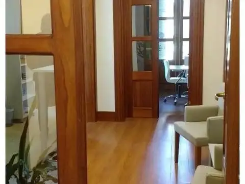 Departamento 8 ambientes. Excelente Estado y Ubicación. Apto Profesional.