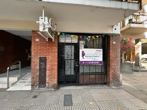 Muy buen local al frente sobre vía pública con vidriera; muy buena ubicación.