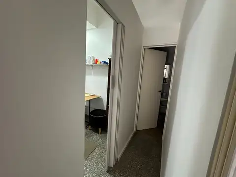 Muy buen local al frente sobre vía pública con vidriera; muy buena ubicación.