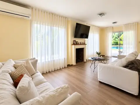 Casa en Venta con 4 cocheras