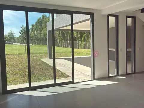 Casa en Alquiler en Lagoon Pilar, USD 2.200