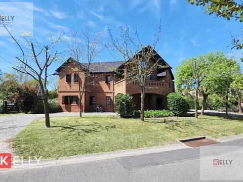 Casa 5 ambientes con 4 baños