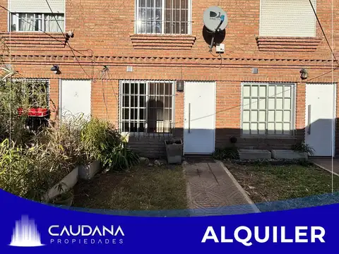 Duplex de tres ambientes en alquiler en Isidro Casanova