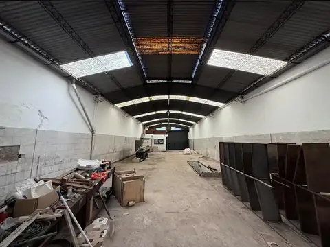 Excelente galpón cerca de Av. gral Paz apto varios rubros