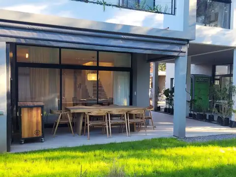 VENTA CASA 2 DORMITORIOS JARDIN TERRAZA COCHERA EN PARQUE LELOIR FINANCIACION