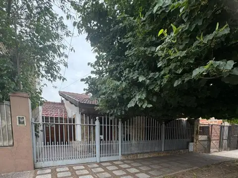 Hermosa Casa con Parque y Quincho en Banfield