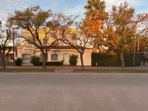 VENTA CASA, 4 DORMITORIOS, BARRIO JOSE HERNANDEZ