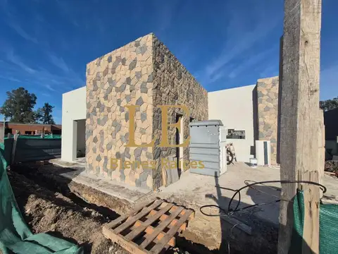 Venta Casa a estrenar en Barrio Santa Sofía. Pilar del Este