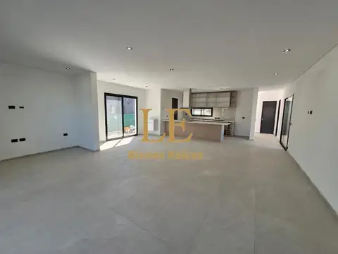 Casa 4 ambientes con 3 baños
