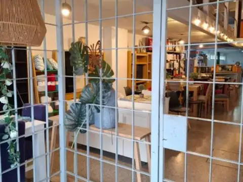 Venta Local c/Depósito y Depto - 850m² cub. - Lanús