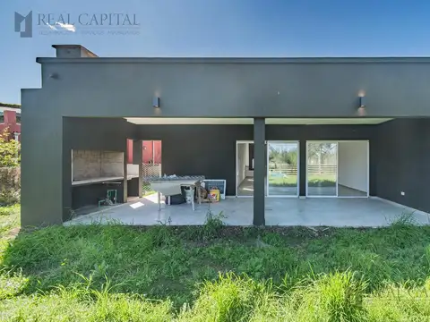 Casa en Alquiler con 2 cocheras