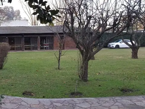 Casa Quinta General Rodriguez venta amplio lote piscina