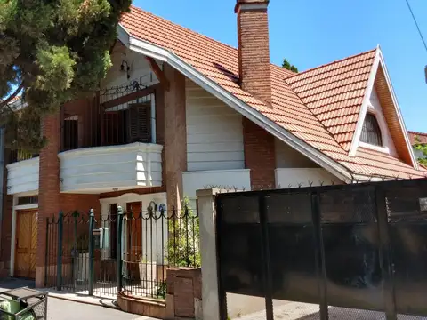 IMPONENTE CASA 5 AMB. CON PARQUE  APTA CREDITO!
