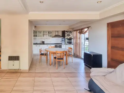 Venta Ph de 5 amb. con patio y cochera en Olivos
