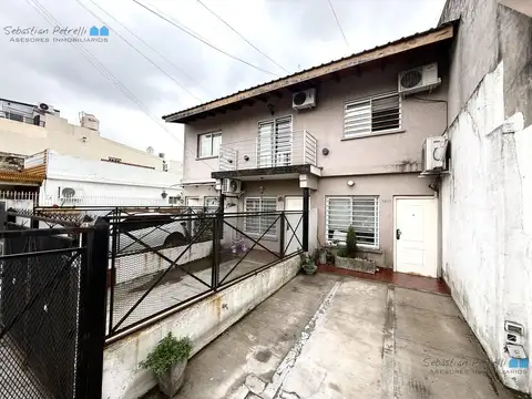Vivi super cerca del centro comercial de Luzuriaga con este Triplex de 4 ambientes con cochera