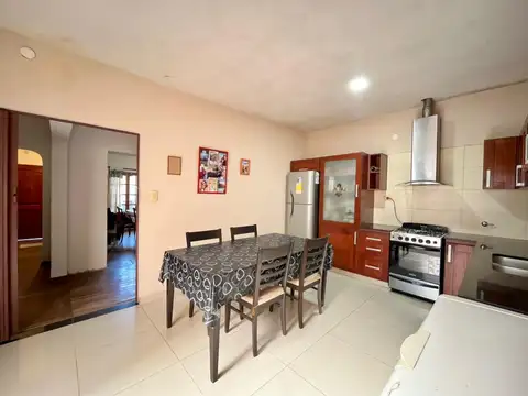 VENTA/PERMUTA - Casa de 2 dormitorios con cochera. La Florida , Rosario.