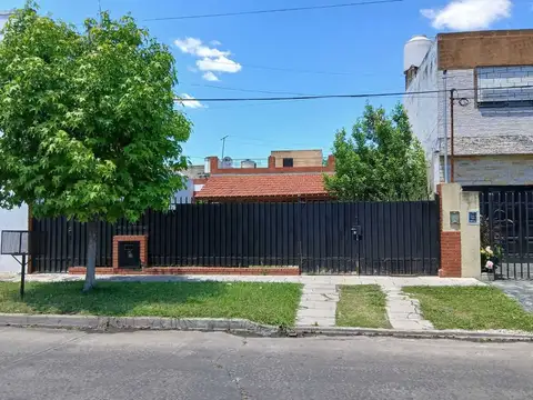 Venta de casa 5 ambientes-Cocheras- Apto crédito